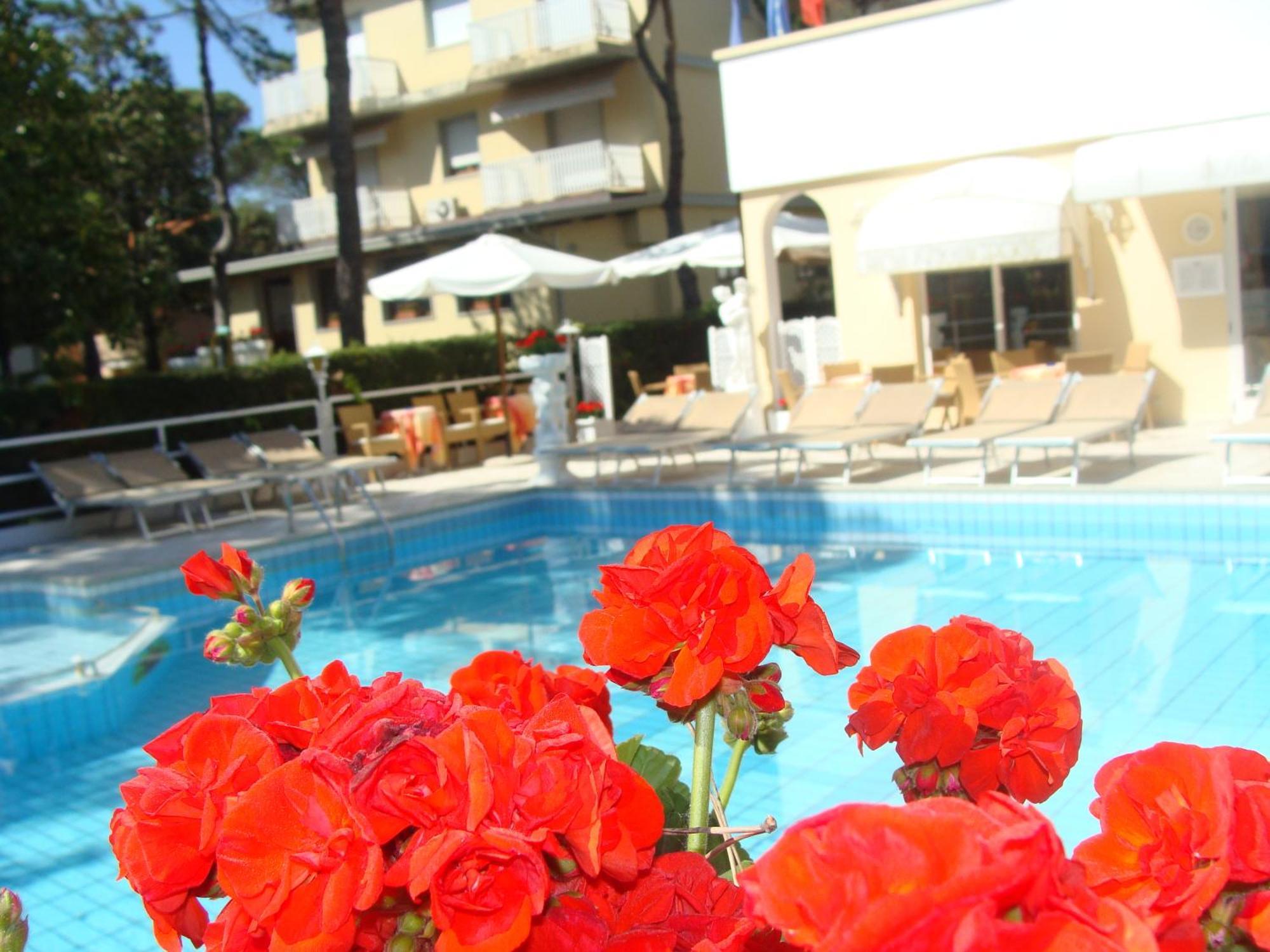 Hotel Villa Luisa Lignano Sabbiadoro Exterior foto